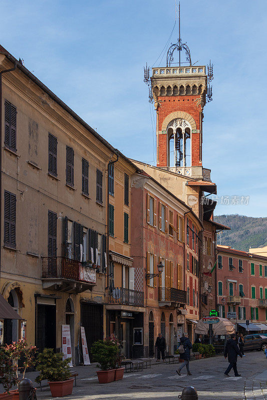 Sestri Levante -塔楼俯瞰色彩缤纷的建筑